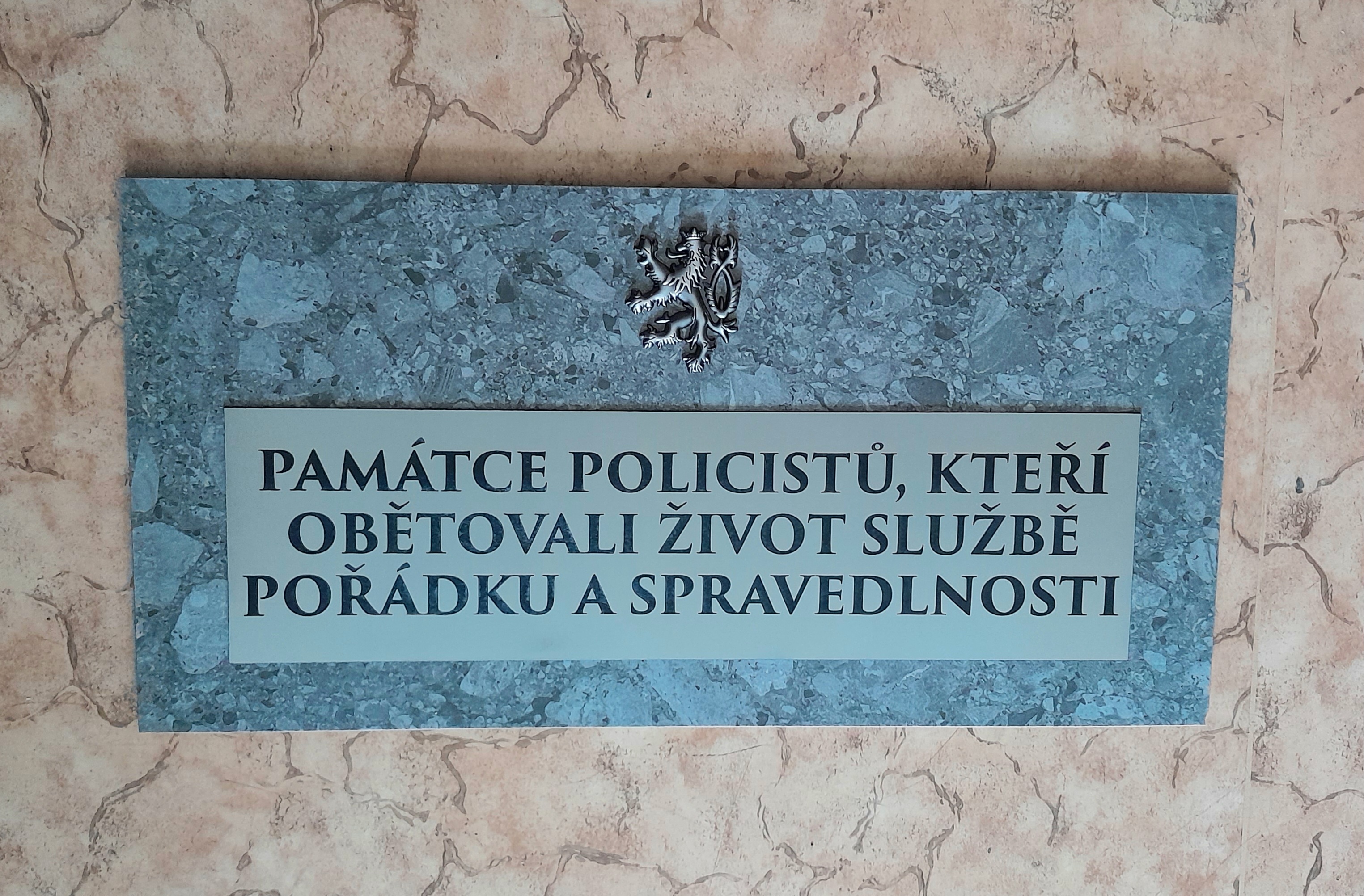 Pamětní deska v Praze na počest policistů, kteří zemřeli při výkonu služby
